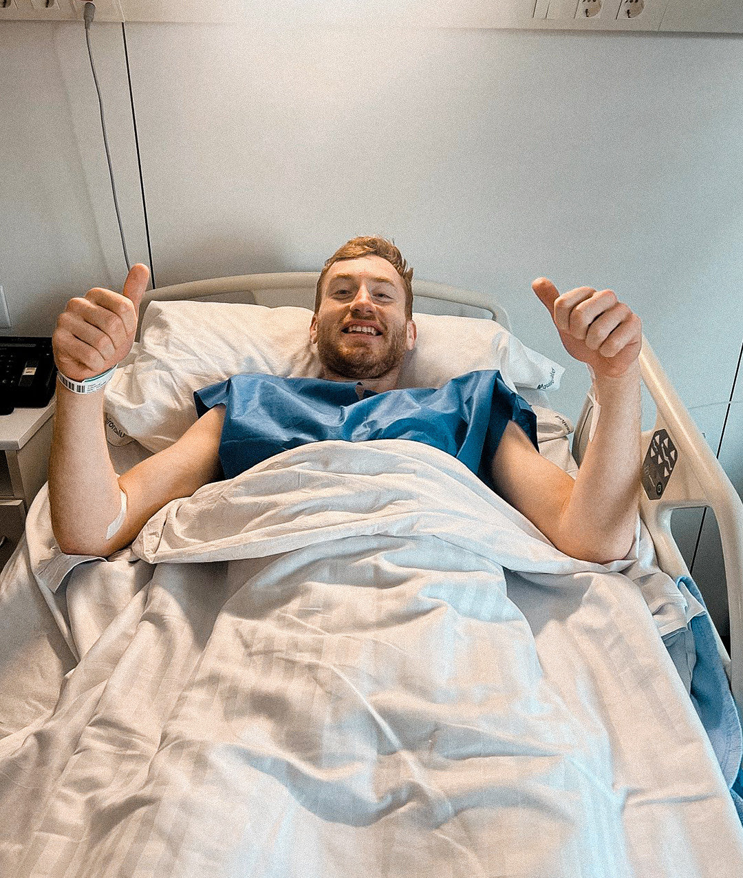 受伤球员紧急治疗,希望早日回归赛场的简单介绍 受伤球员紧急治疗,希望早日回归赛场的简单介绍