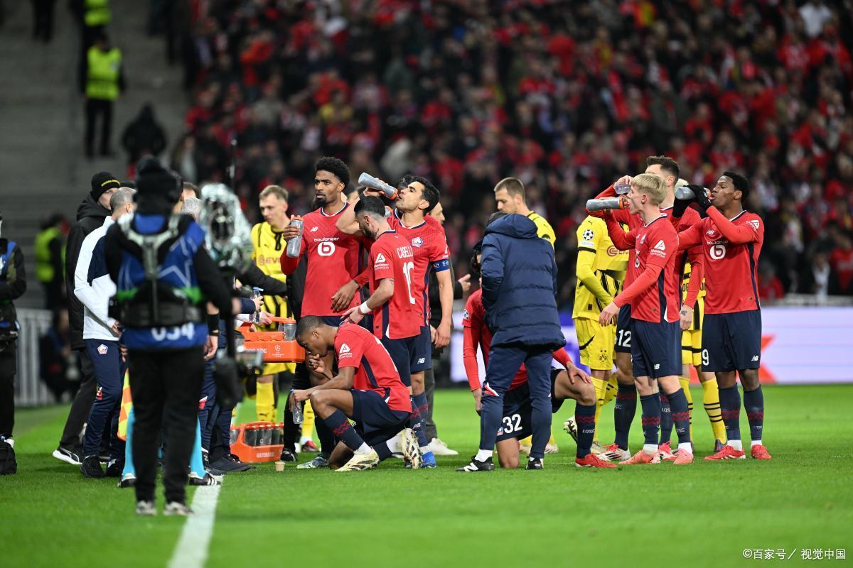 沙尔克队队员庆祝取得的连胜 沙尔克队队员庆祝取得的连胜