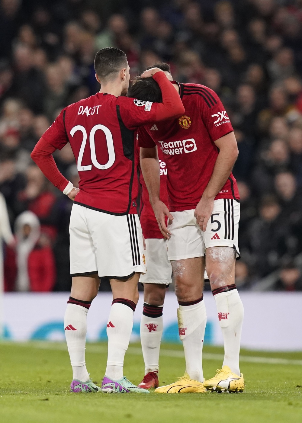 曼联不敌巴塞罗那,欧冠出局命运未定 曼联不敌巴塞罗那,欧冠出局命运未定