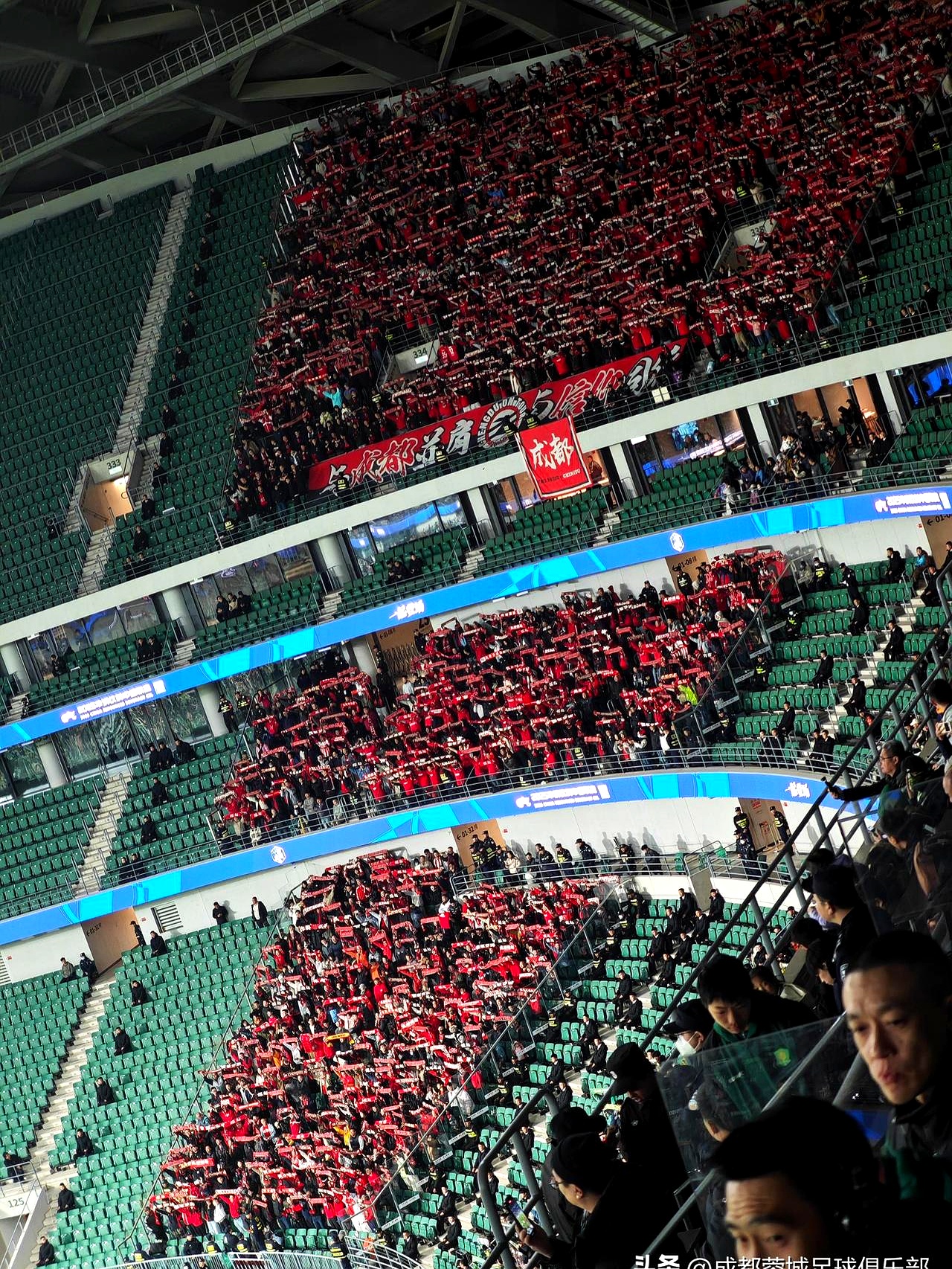 精彩比赛激动人心,全场观众沸腾 精彩比赛激动人心,全场观众沸腾