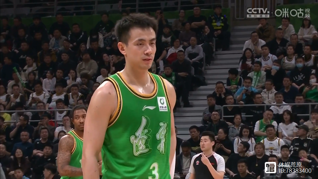 赵继伟突破关键时刻连得7分,率领球队击败对手 赵继伟突破关键时刻连得7分,率领球队击败对手