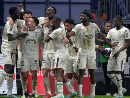 里昂主场一波三折，最终取得胜利